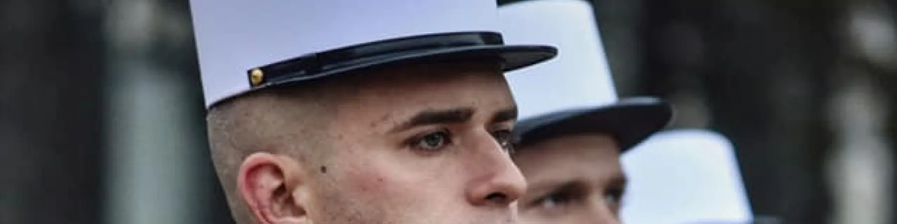 Trois soldats sont en position 